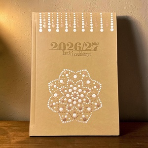 Drapp színű műbőr A/5 méretű heti beosztású 2026/27-es tanári zsebkönyv gyöngyház és bronz  pontmandalával, 14,5x20,5 cm - Meska.hu