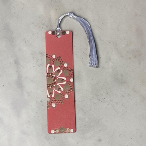 Rózsaszínű kétoldalas fa könyvjelző barna, fehér és antik bronz pontmandala díszítéssel, selymes bojttal, 3,2x12x0,15 cm - Meska.hu