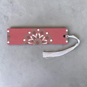 Rózsaszínű kétoldalas fa könyvjelző barna, fehér és antik bronz pontmandala díszítéssel, selymes bojttal, 3,2x12x0,15 cm - könyv & zene - könyvjelző - Meska.hu