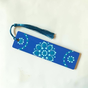 Fa könyvjelző zafír alapon menta zöld és türkiz pontmandala díszítéssel, selymes bojttal, 3,2x12x0,15 cm - rendelhető - könyv & zene - könyvjelző - Meska.hu