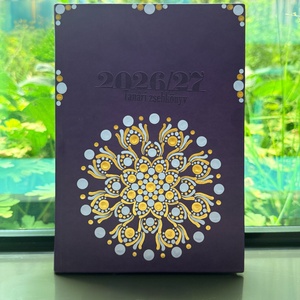 Sötét lila színű műbőr A/5 heti 2026/27-es tanári zsebkönyv arany és lila színű pontmandalával, 14,5x20,5 cm - otthon & életmód - papír, írószer - naptár & tervező - Meska.hu