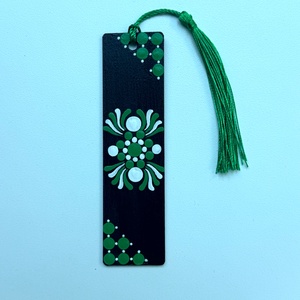 Fa könyvjelző zöld és fehér pontmandala díszítéssel, selymes bojttal, 3,2x12x0,15 cm - könyv & zene - könyvjelző - Meska.hu