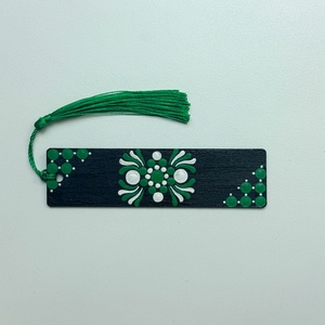 Fa könyvjelző zöld és fehér pontmandala díszítéssel, selymes bojttal, 3,2x12x0,15 cm - könyv & zene - könyvjelző - Meska.hu