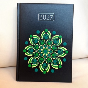 2027. évi fekete műbőr A/5 napi határidőnapló a zöld árnyalataival festett pontmandalával 21x14,8 cm, Otthon & Életmód, Papír, írószer, Naptár & Tervező, Festészet, Festett tárgyak, MESKA