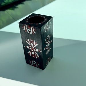 Hasáb alakú fa mécsestartó ezüst és piros pontmandala díszítéssel, ajándék ledes mécsessel, 11x5 cm - otthon & életmód - gyertya, illat, aroma - mécses és mécsestartó - Meska.hu