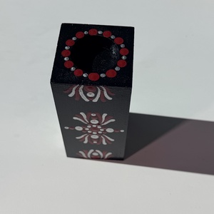 Hasáb alakú fa mécsestartó ezüst és piros pontmandala díszítéssel, ajándék ledes mécsessel, 11x5 cm - otthon & életmód - gyertya, illat, aroma - mécses és mécsestartó - Meska.hu