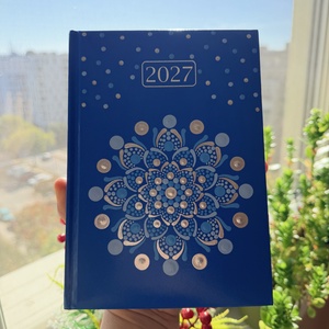 2027. évi kék műbőr A/5 napi határidőnapló kék, ezüst és égkék színű pontmandalával 21x14,8 cm - Meska.hu