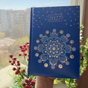 2027. évi kék műbőr A/5 napi határidőnapló kék, ezüst és égkék színű pontmandalával 21x14,8 cm - otthon & életmód - papír, írószer - naptár & tervező - Meska.hu