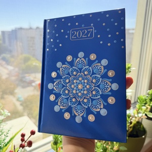 2027. évi kék műbőr A/5 napi határidőnapló kék, ezüst és égkék színű pontmandalával 21x14,8 cm - otthon & életmód - papír, írószer - naptár & tervező - Meska.hu