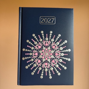 2027. évi sötétkék műbőr A/5 napi határidőnapló rózsaszín és ezüst színű pontmandalával 21x14,8 cm - Meska.hu