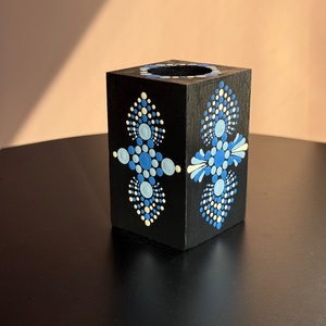 Hasáb alakú fa mécsestartó világoskék, sötétkék és krém színű pontmandala díszítéssel, 8x5 cm - otthon & életmód - gyertya, illat, aroma - mécses és mécsestartó - Meska.hu