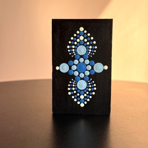 Hasáb alakú fa mécsestartó világoskék, sötétkék és krém színű pontmandala díszítéssel, 8x5 cm - otthon & életmód - gyertya, illat, aroma - mécses és mécsestartó - Meska.hu