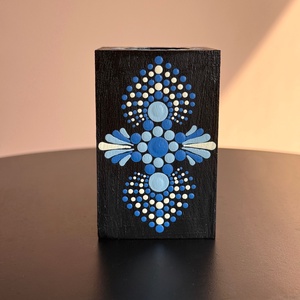 Hasáb alakú fa mécsestartó világoskék, sötétkék és krém színű pontmandala díszítéssel, 8x5 cm - otthon & életmód - gyertya, illat, aroma - mécses és mécsestartó - Meska.hu