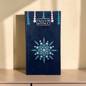 2027. évi fekete műbőr zsebnaptár ezüst és türkiz színű pontmandalával 9,5x17 cm, álló, Otthon & Életmód, Papír, írószer, Naptár & Tervező, Festészet, Festett tárgyak, MESKA