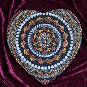 Szív alakú pontozott mandala-Egyedi lakásdekoráció 25cm , Otthon & Életmód, Dekoráció, Spiritualitás, Mandala, Festett tárgyak, Festészet, Üdvözöllek a boltomban!
Eladásra kínálom ezt a kézzel festett, szív alakú pontozott mandala festmén..., MESKA