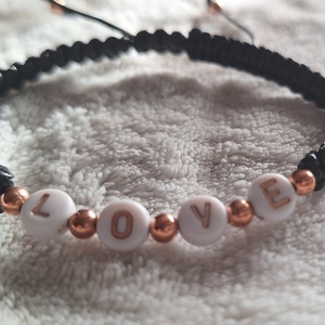 Love karkötő - makramé csomózott - ékszer - karkötő - gyöngyös karkötő - Meska.hu