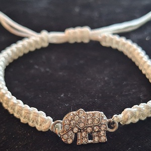Lucky Elephant � Kézzel csomózott fehér makramé karkötő strasszköves elefánt medállal, Ékszer, Karkötő, Karkötő medállal, Csomózás, MESKA