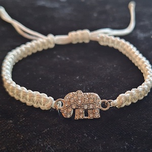 Lucky Elephant � Kézzel csomózott fehér makramé karkötő strasszköves elefánt medállal - ékszer - karkötő - karkötő medállal - Meska.hu