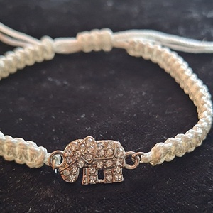 Lucky Elephant � Kézzel csomózott fehér makramé karkötő strasszköves elefánt medállal - ékszer - karkötő - karkötő medállal - Meska.hu