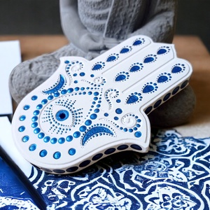 Hamsa kéz füstölőtartó / függeszthető amulett (fehér- kék) - Meska.hu
