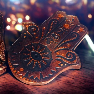 Hamsa kéz füstölő tartó / függeszthető amulett (fekete-vörösarany-bronz) - otthon & életmód - dekoráció - spiritualitás - füstölő és füstölőtartó - Meska.hu