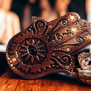 Hamsa kéz füstölő tartó / függeszthető amulett (fekete-vörösarany-bronz) - otthon & életmód - dekoráció - spiritualitás - füstölő és füstölőtartó - Meska.hu