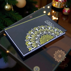 Nagy méretű, fekete (A/5) 2026-os mandala határidőnapló (zöldarany-fehérarany-gyöngyházfehér) - otthon & életmód - papír, írószer - naptár & tervező - Meska.hu