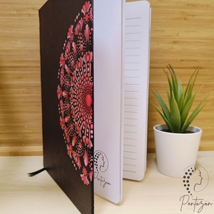 Fekete A5 méretű, vonalas, kemény fedeles jegyzetfüzet magenta és rózsaszín pontozott mintával a borítón - Meska.hu