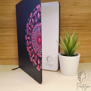 Fekete A5 méretű, vonalas, kemény fedeles jegyzetfüzet magenta és rózsaszín pontozott mintával a borítón - otthon & életmód - papír, írószer - jegyzetfüzet & napló - Meska.hu