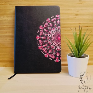 Fekete A5 méretű, vonalas, kemény fedeles jegyzetfüzet magenta és rózsaszín pontozott mintával a borítón - otthon & életmód - papír, írószer - jegyzetfüzet & napló - Meska.hu