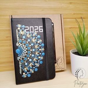 2026-os Kisméretű kemény fedeles, heti kiosztású határidőnapló kék, türkiz és arany színű pontozott mintával díszítve  - Meska.hu