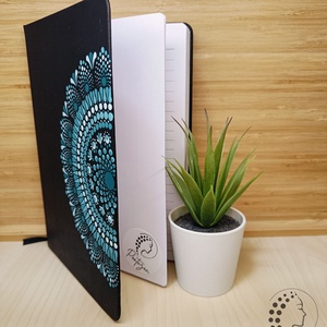 Fekete A5 méretű, vonalas, kemény fedeles jegyzetfüzet türkiz és mentazöld pontozott mintával a borítón - otthon & életmód - papír, írószer - jegyzetfüzet & napló - Meska.hu