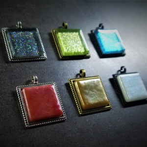 Négyzetes üvegmozaik medálok, több színben (2,5x2,5 cm)   - INGYEN POSTA - ékszer - nyaklánc - medálos nyaklánc - Meska.hu