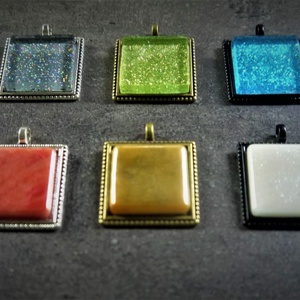 Négyzetes üvegmozaik medálok, több színben (2,5x2,5 cm)   - INGYEN POSTA - ékszer - nyaklánc - medálos nyaklánc - Meska.hu