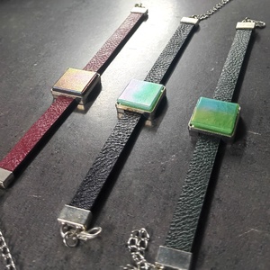 Karkötők festett üveg vagy irizáló mozaik dekorációval - INGYEN POSTA - ékszer - karkötő - karkötő medállal - Meska.hu