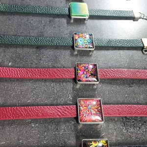 Karkötők festett üveg vagy irizáló mozaik dekorációval - INGYEN POSTA - ékszer - karkötő - karkötő medállal - Meska.hu