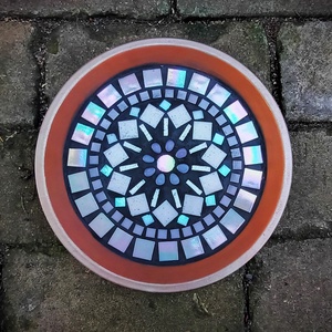 REKREDENC -  Mozaikos mandala madáritató foszforeszkáló kövekkel (25 cm) - otthon & életmód - ház & kert - madáretető & itató - Meska.hu