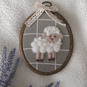 Kézzel nemezelt bárány - baba - mama - babaszoba dekoráció - babaszoba kép - Meska.hu