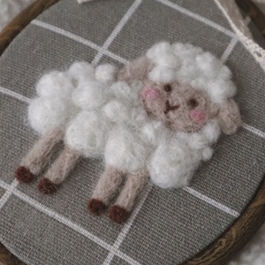 Kézzel nemezelt bárány - baba - mama - babaszoba dekoráció - babaszoba kép - Meska.hu