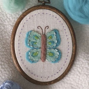 Kézzel nemezelt pillangó - baba - mama - babaszoba dekoráció - babaszoba kép - Meska.hu