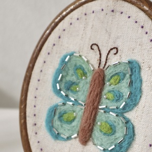 Kézzel nemezelt pillangó - baba - mama - babaszoba dekoráció - babaszoba kép - Meska.hu