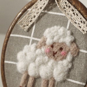 Kézzel nemezelt bárány - baba - mama - babaszoba dekoráció - babaszoba kép - Meska.hu