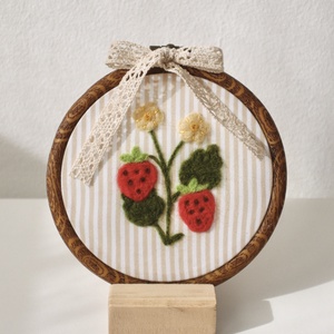 Kézzel nemezelt szamócás kép - Meska.hu