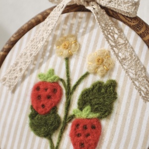 Kézzel nemezelt szamócás kép - baba - mama - babaszoba dekoráció - babaszoba kép - Meska.hu