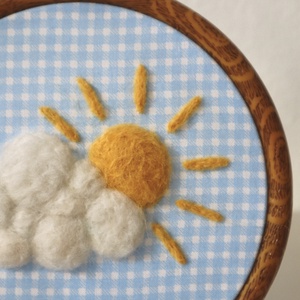 Kézzel nemezelt napocskás kép - baba - mama - babaszoba dekoráció - babaszoba kép - Meska.hu