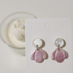 Fehér agyag fülbevaló - rózsaszín virág - ékszer - fülbevaló - pötty fülbevaló - Meska.hu