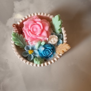 Kézműves Virágoskert Illatgyertya bordázott porcelán kaspóban � Pasztell Rózsaszín és Kék Virágok - otthon & életmód - gyertya, illat, aroma - gyertyatartó - Meska.hu
