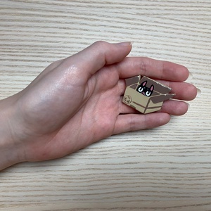 Macska a dobozban kitűző  - esküvő - kiegészítők - kitűző - Meska.hu