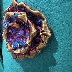 Kötött kitűző - ékszer - kitűző és bross - Meska.hu