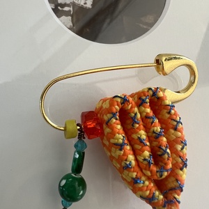 Tarka kit�ző szivvel - ékszer - kitűző és bross - Meska.hu